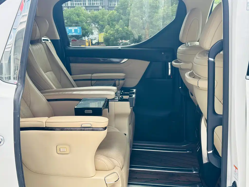 Toyota Alphard — фото 8