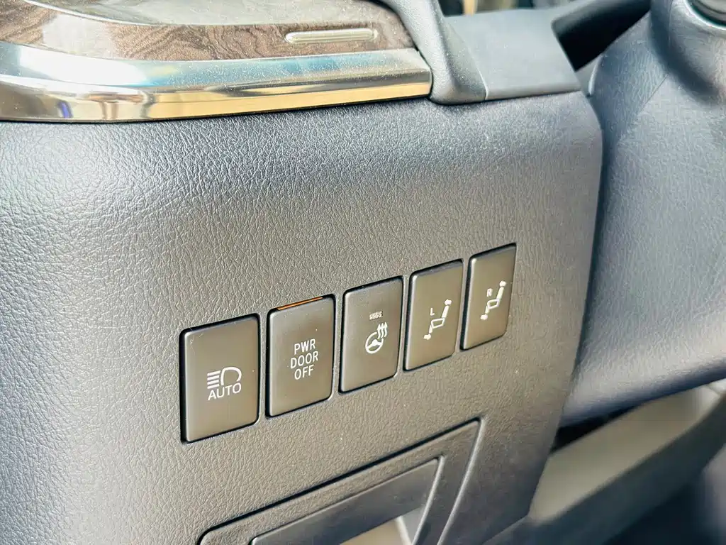 Toyota Alphard — фото 10