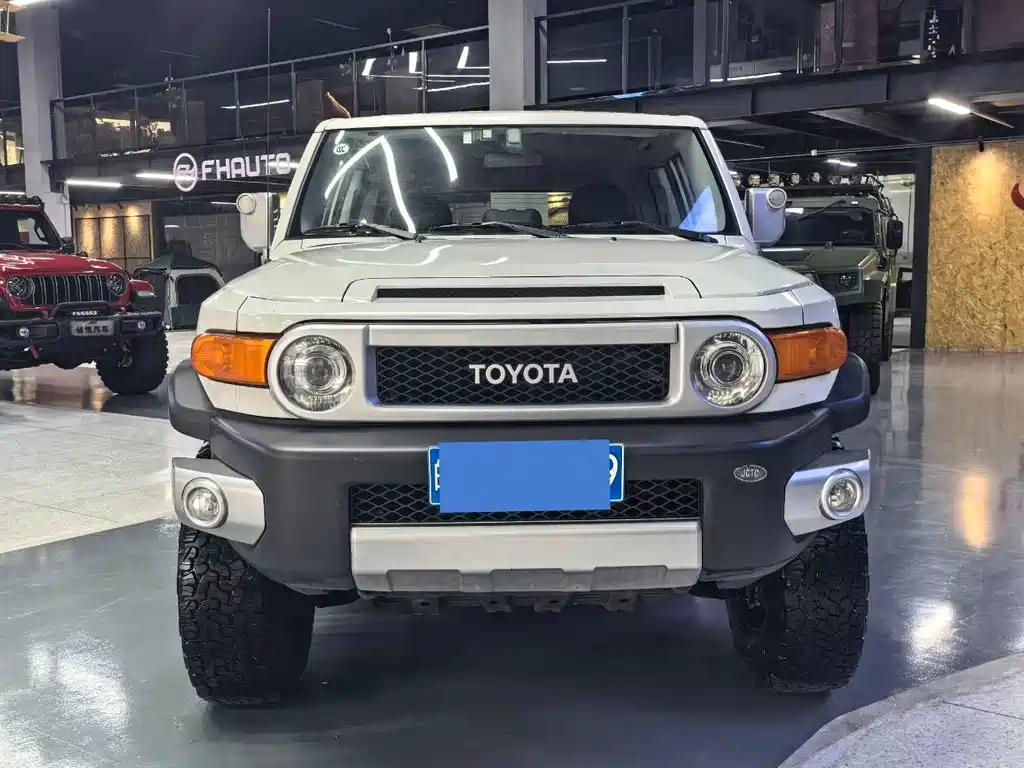 Toyota FJ Cruiser — фото 2