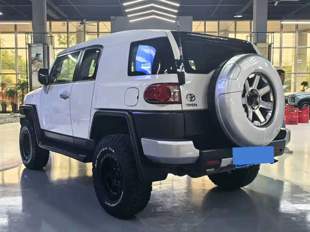 Toyota FJ Cruiser — фото 4