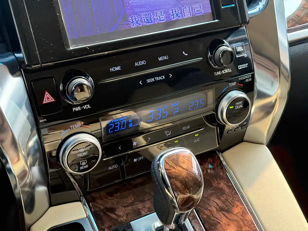 Toyota Alphard — фото 13