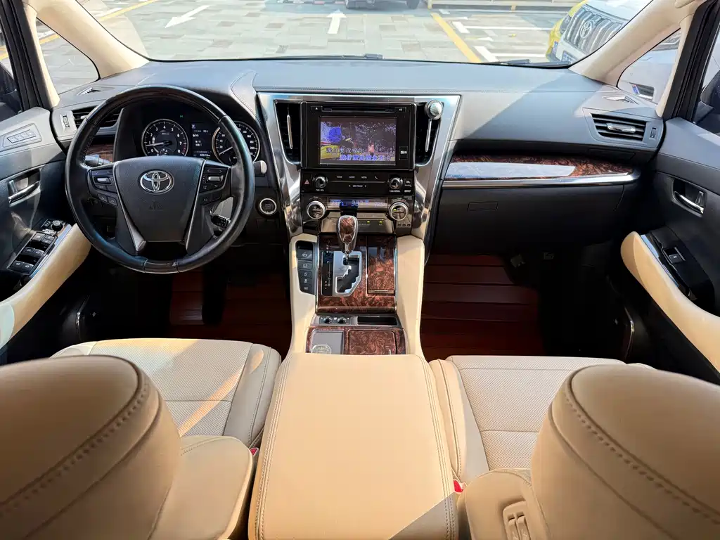 Toyota Alphard — фото 15