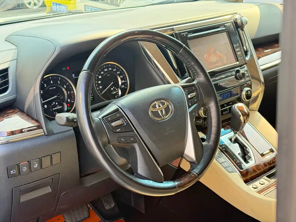 Toyota Alphard — фото 8