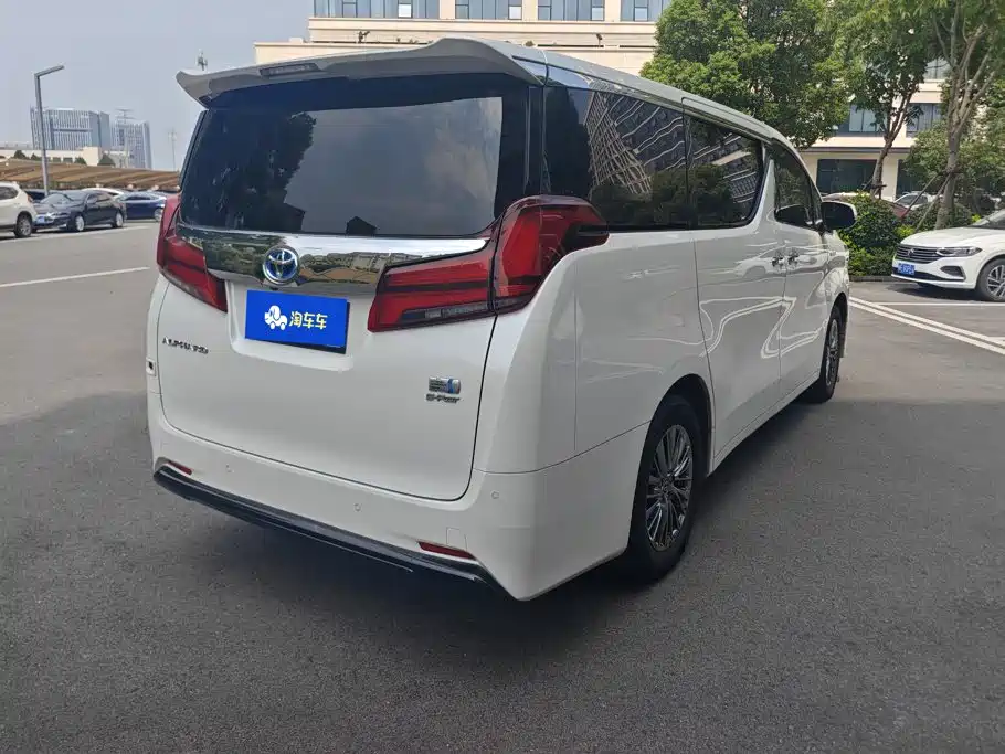 Toyota Alphard — фото 3