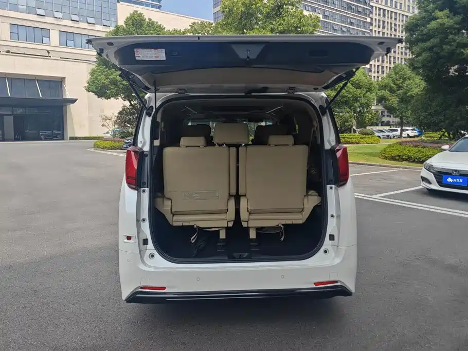 Toyota Alphard — фото 4