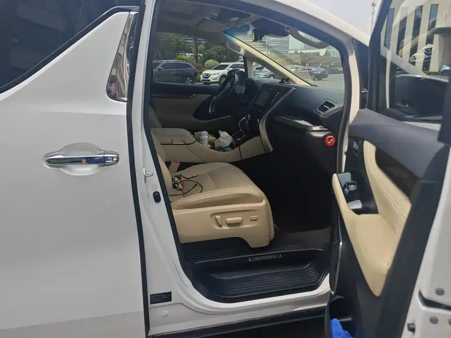 Toyota Alphard — фото 8