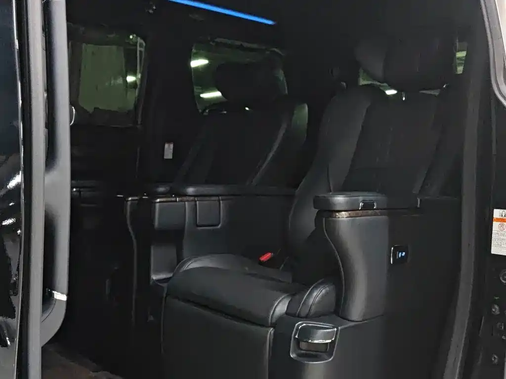 Toyota Alphard — фото 11