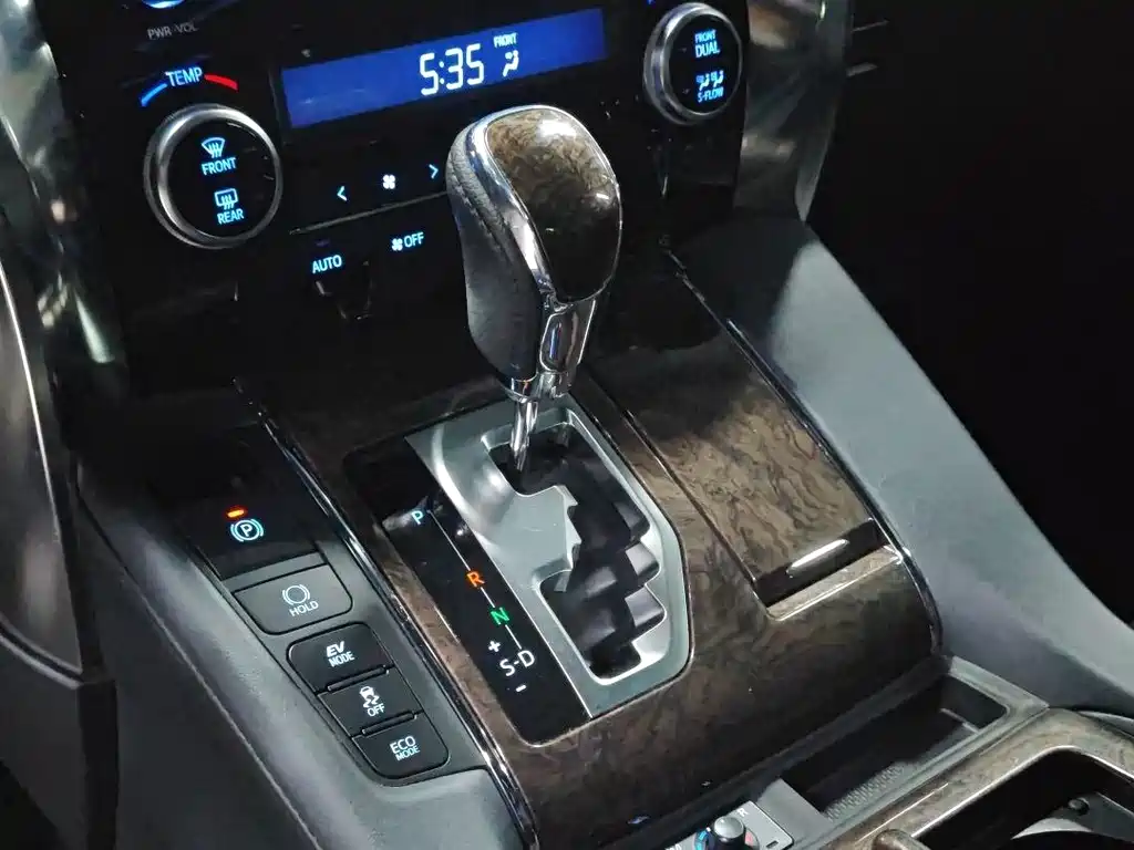 Toyota Alphard — фото 14