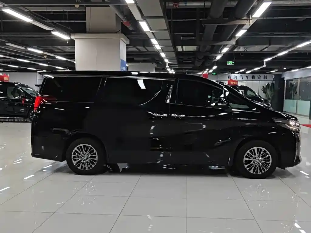 Toyota Alphard — фото 3