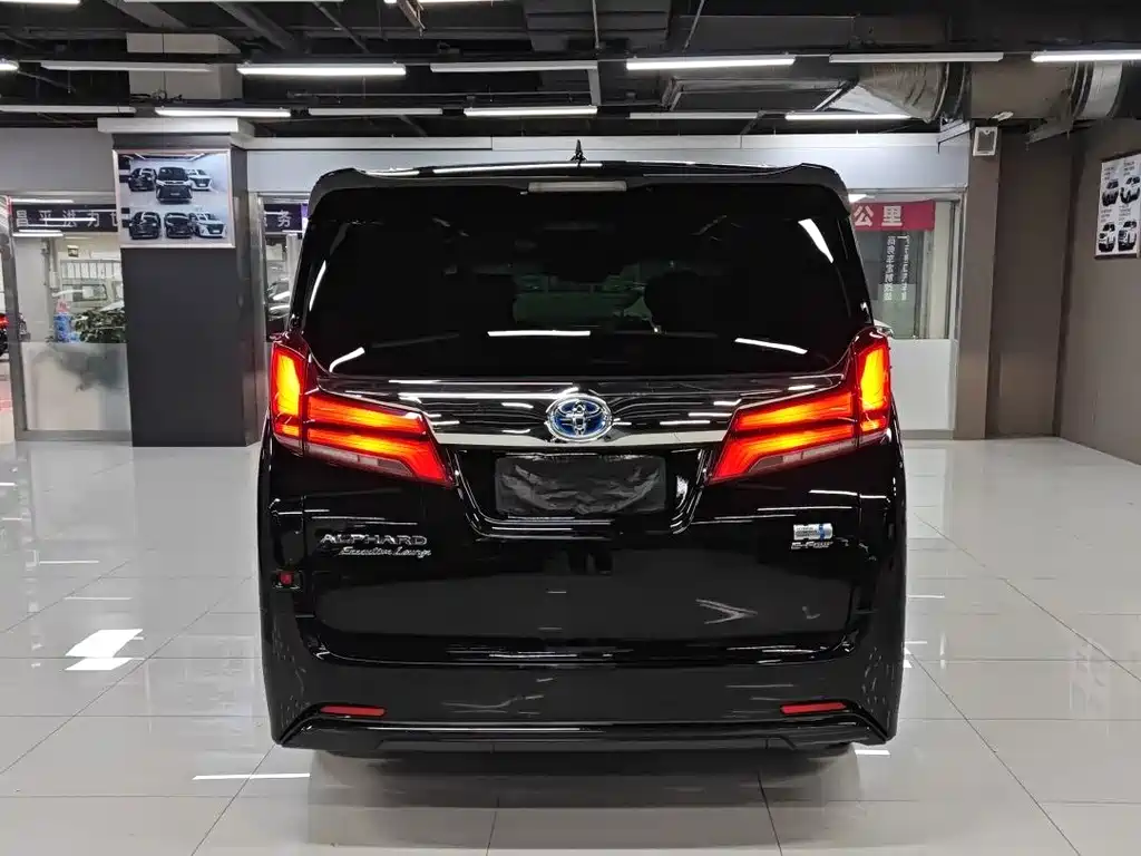 Toyota Alphard — фото 4