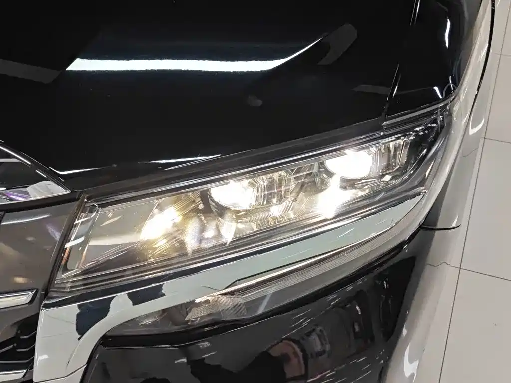Toyota Alphard — фото 5