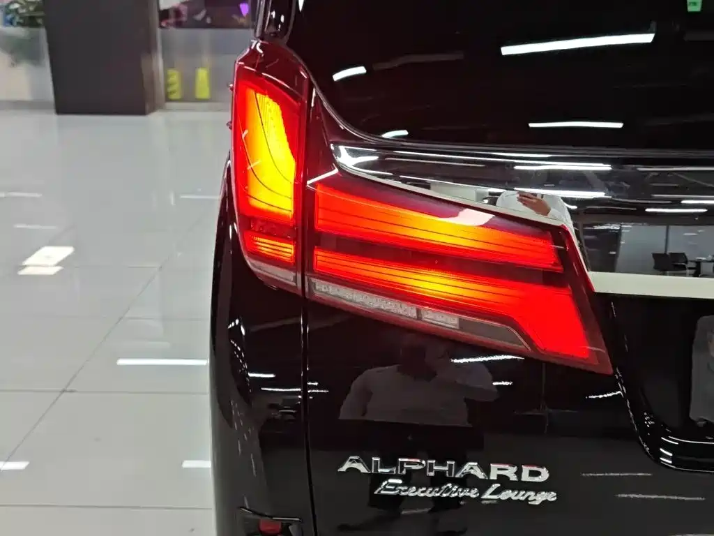 Toyota Alphard — фото 6