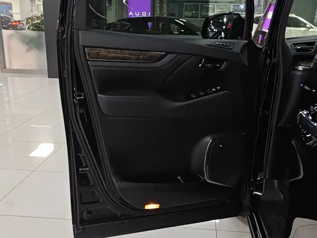 Toyota Alphard — фото 8