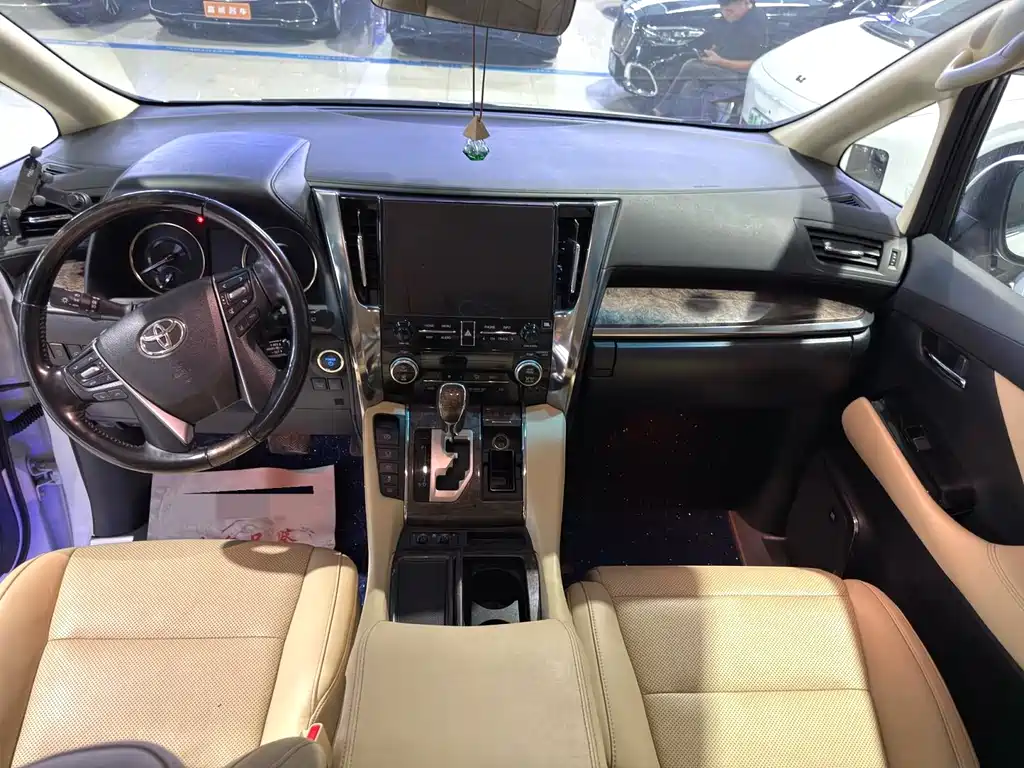 Toyota Alphard — фото 4