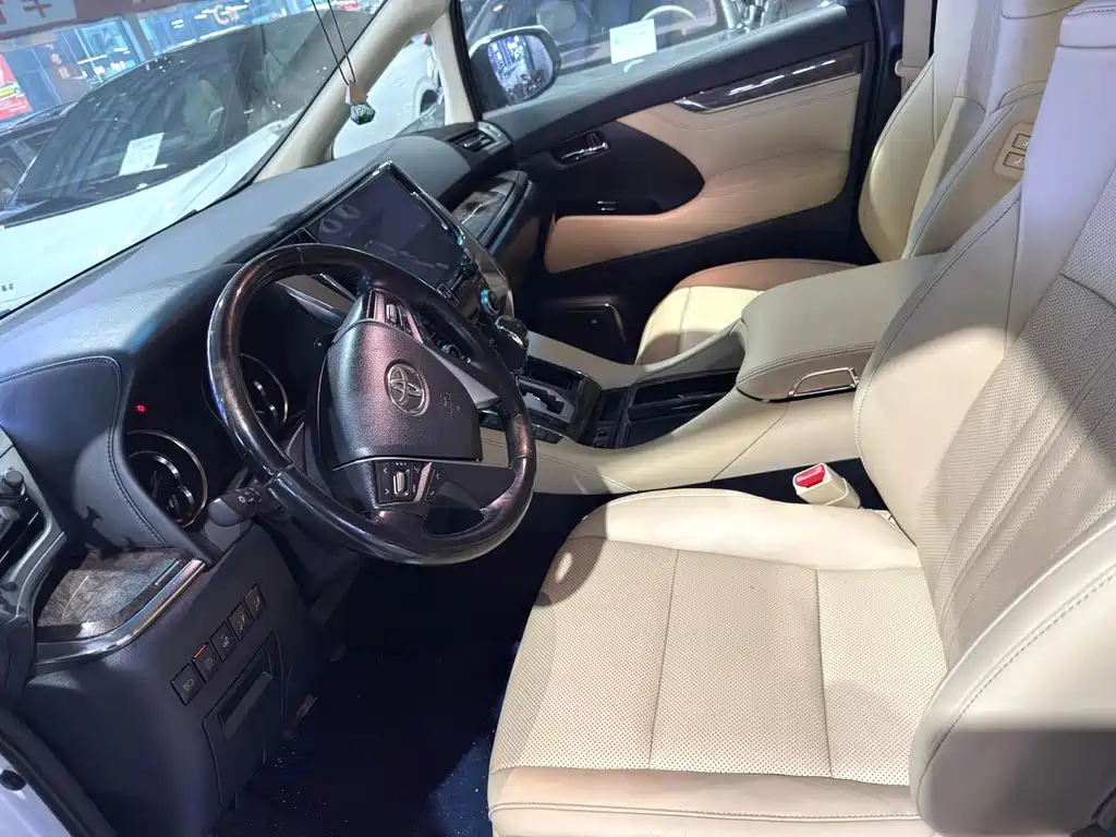 Toyota Alphard — фото 5