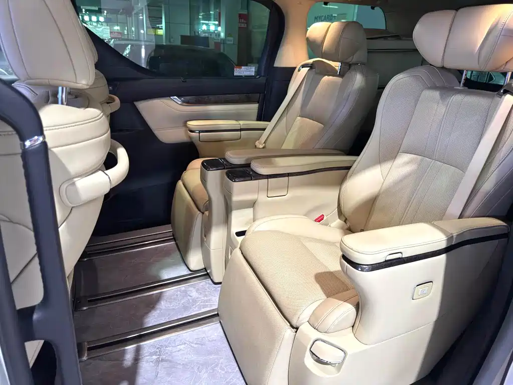 Toyota Alphard — фото 6