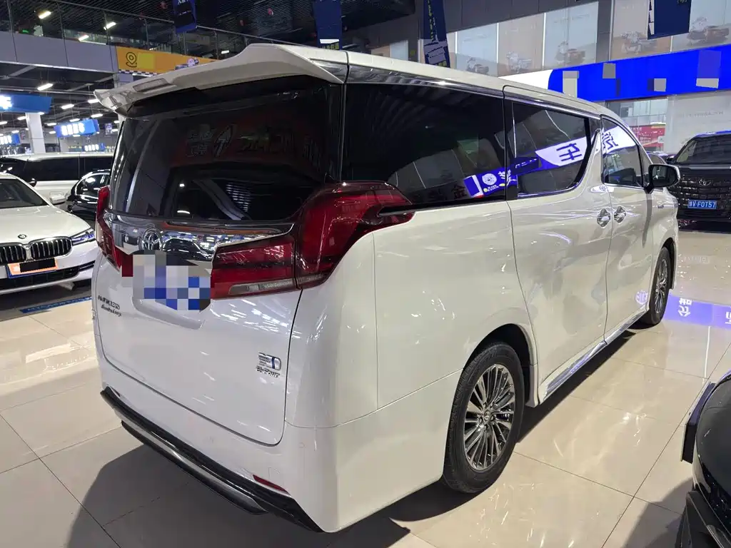 Toyota Alphard — фото 7