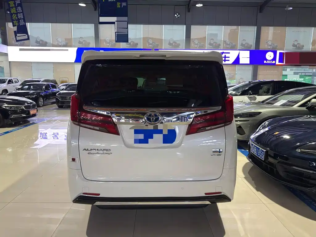 Toyota Alphard — фото 8