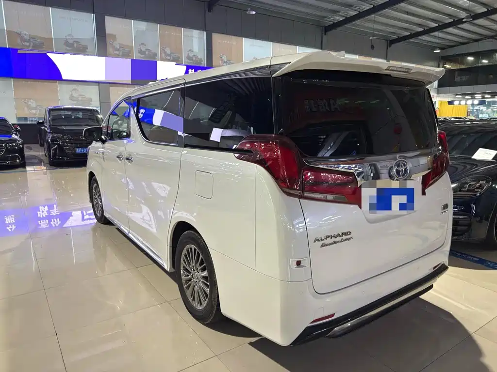 Toyota Alphard — фото 9
