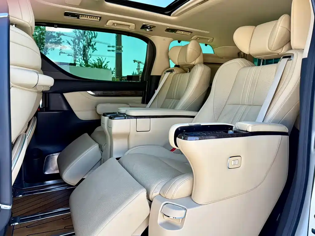 Toyota Alphard — фото 11