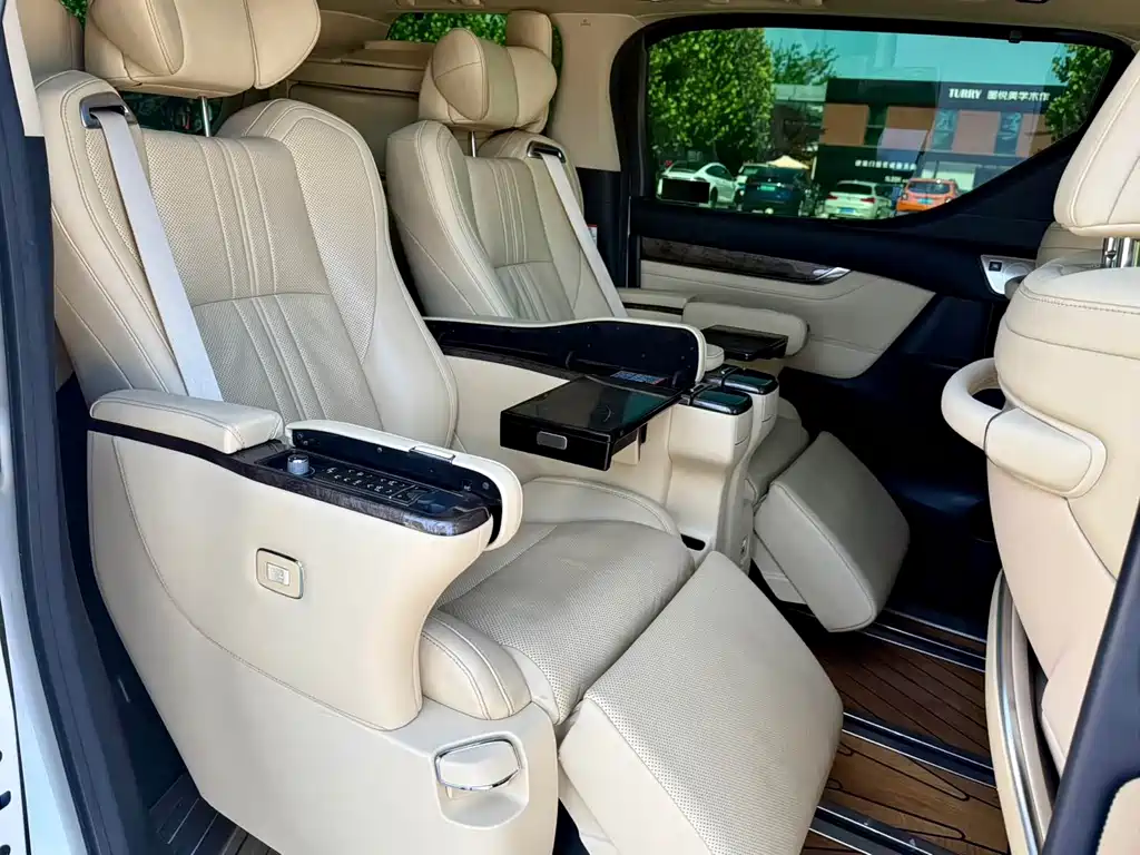 Toyota Alphard — фото 13