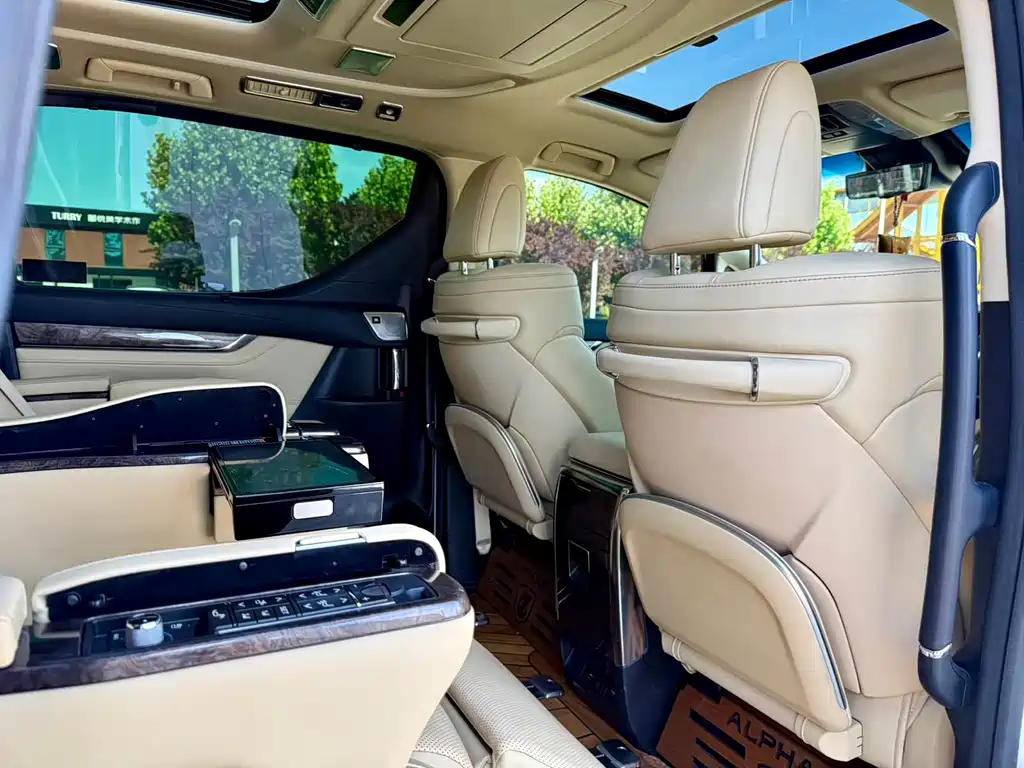 Toyota Alphard — фото 14