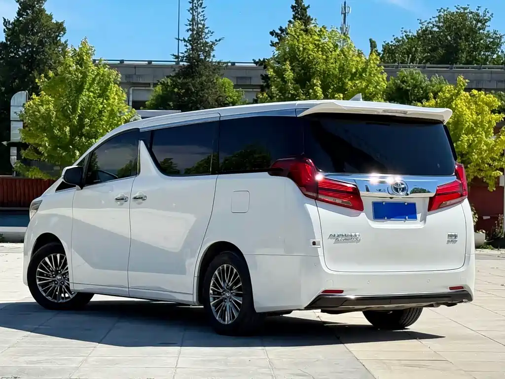 Toyota Alphard — фото 4