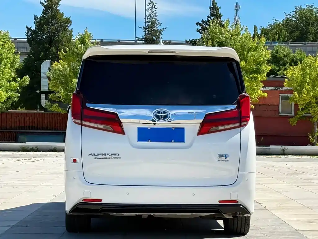 Toyota Alphard — фото 5