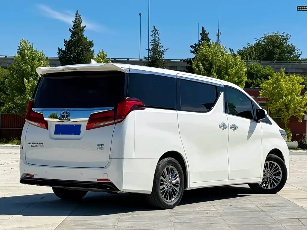 Toyota Alphard — фото 6