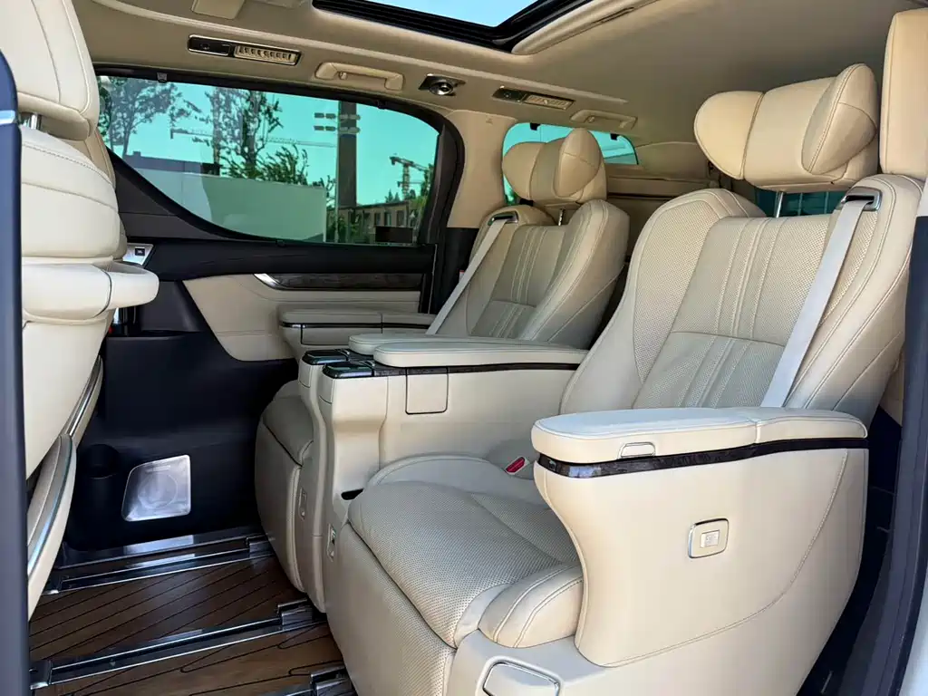 Toyota Alphard — фото 10