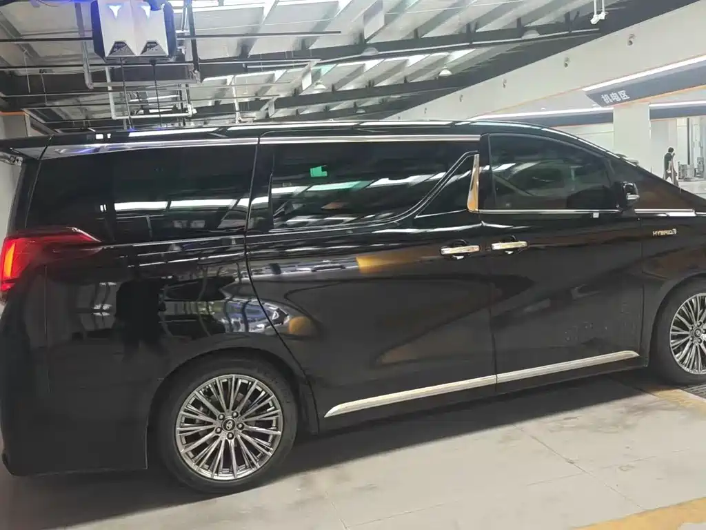 Toyota Alphard — фото 2