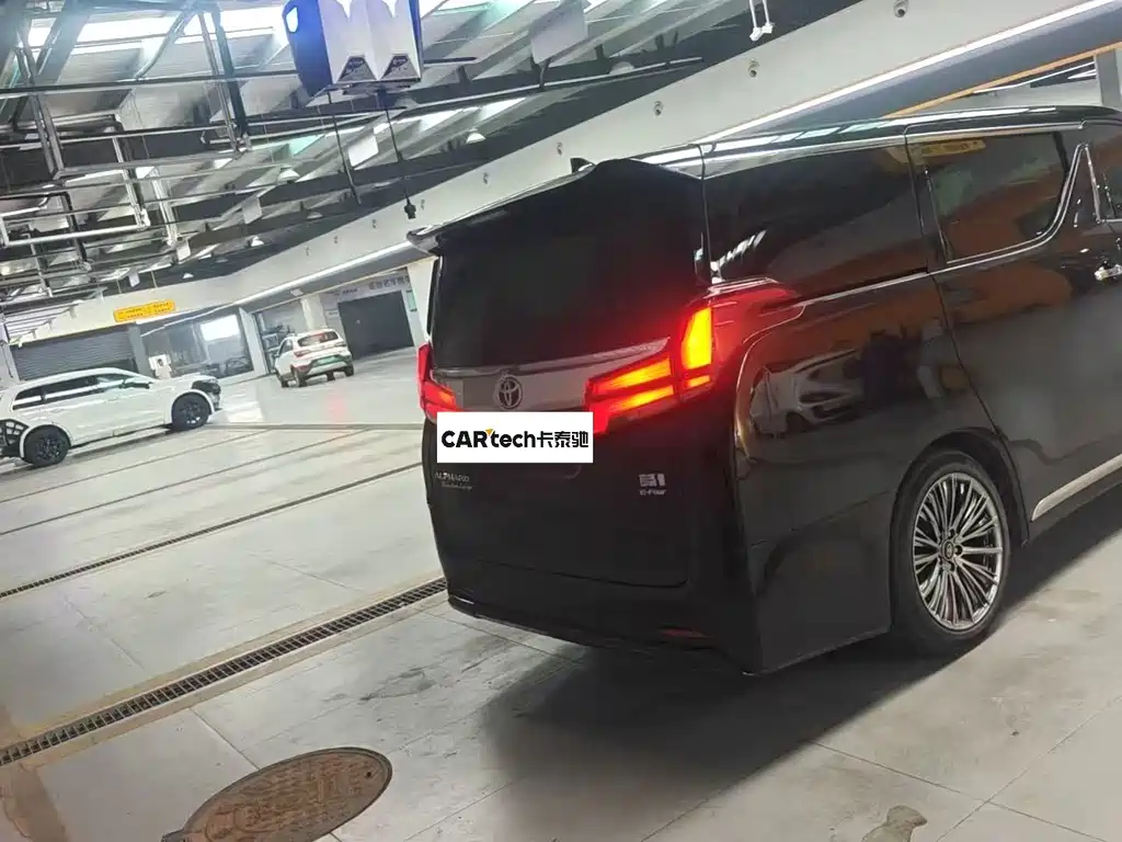 Toyota Alphard — фото 4