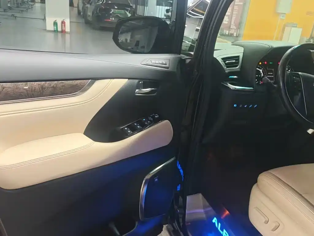 Toyota Alphard — фото 5