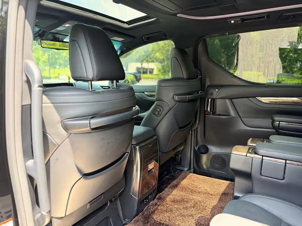 Toyota Alphard — фото 13