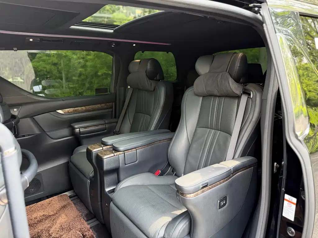 Toyota Alphard — фото 15