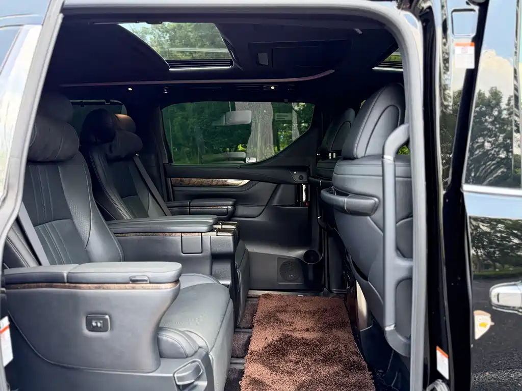 Toyota Alphard — фото 21