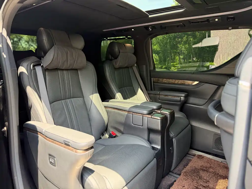 Toyota Alphard — фото 22