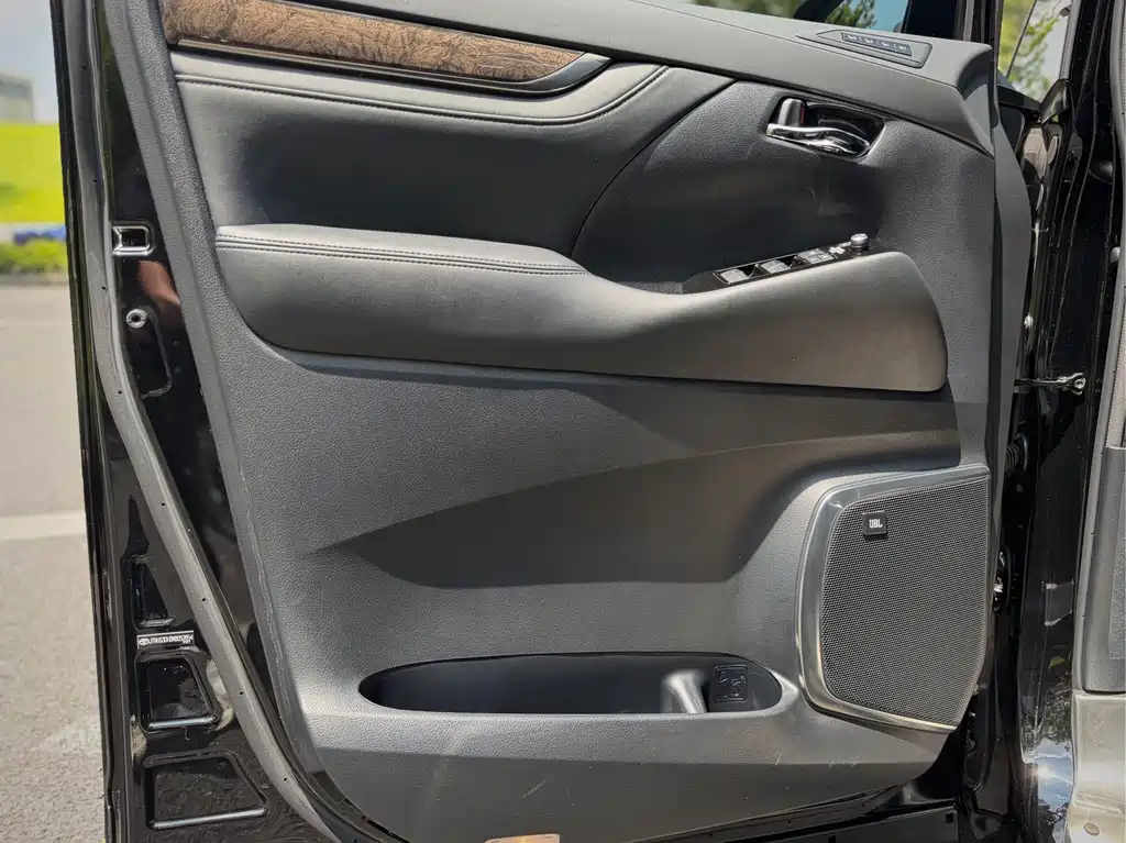Toyota Alphard — фото 24