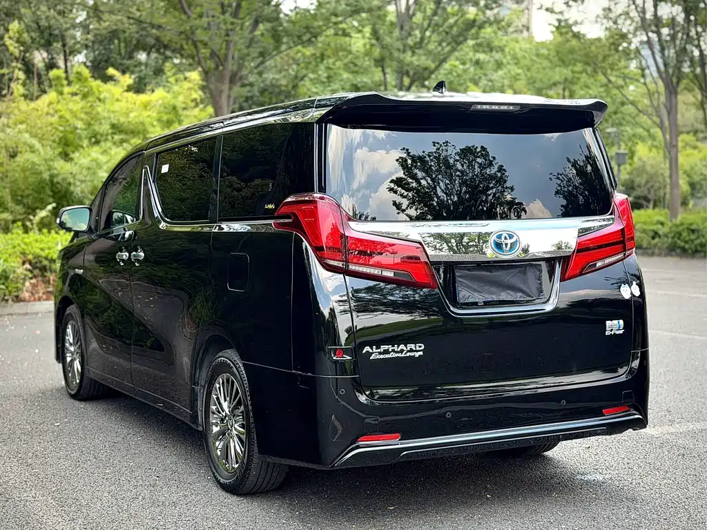 Toyota Alphard — фото 6