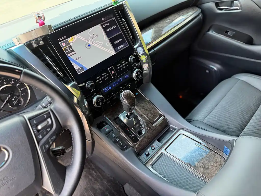 Toyota Alphard — фото 8