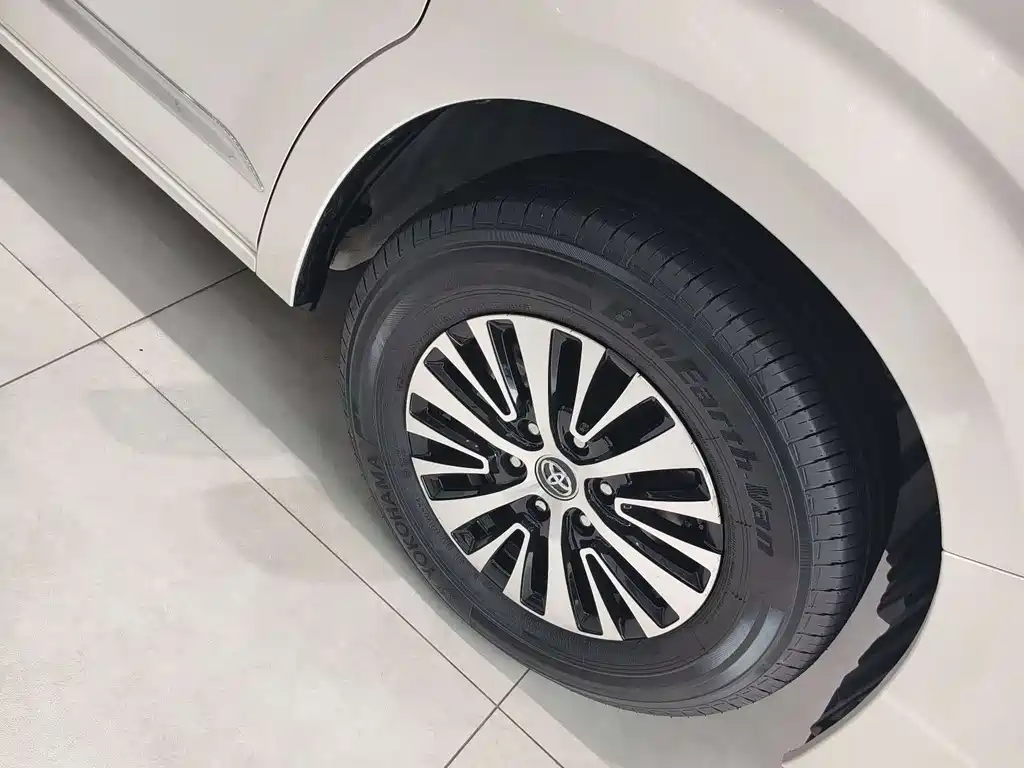 Toyota Hiace — фото 4