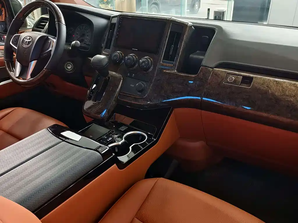 Toyota Hiace — фото 7