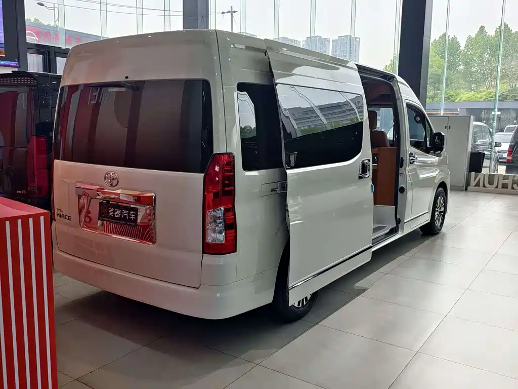 Toyota Hiace — фото 9