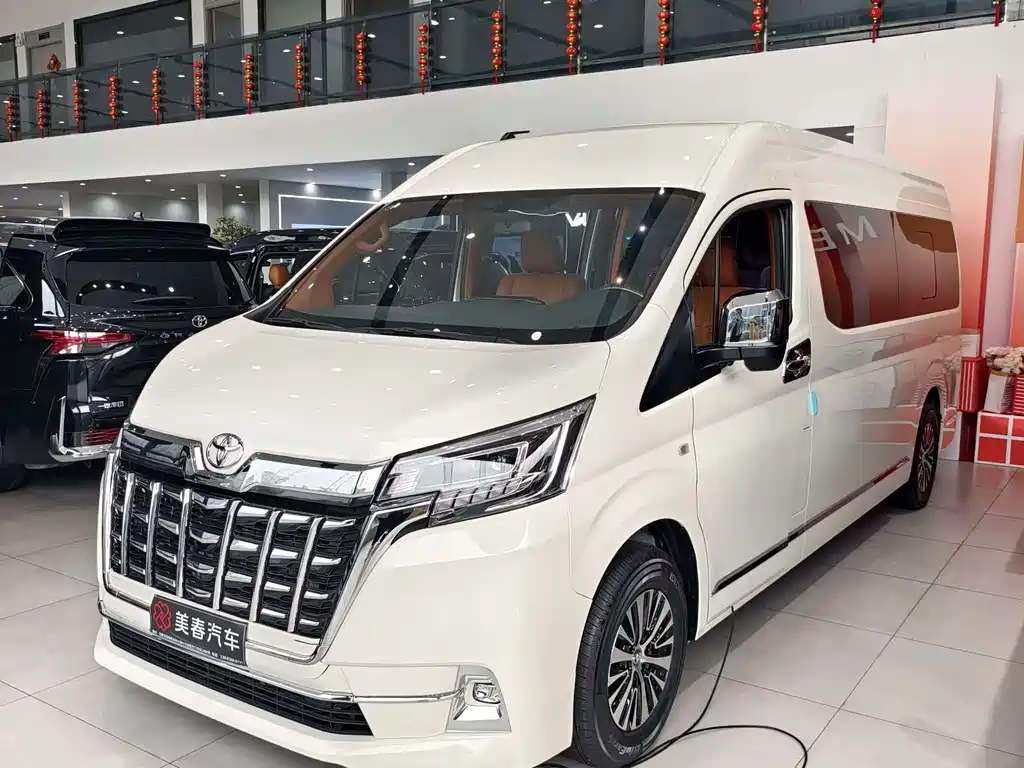 Toyota Hiace — фото 1