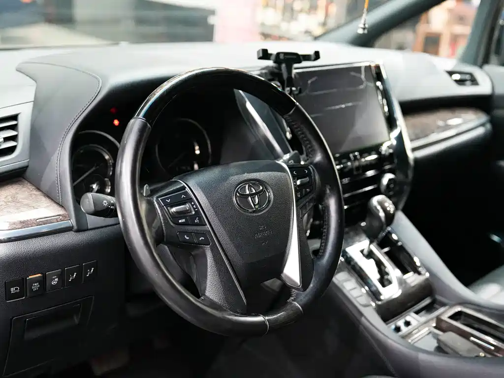 Toyota Alphard — фото 17