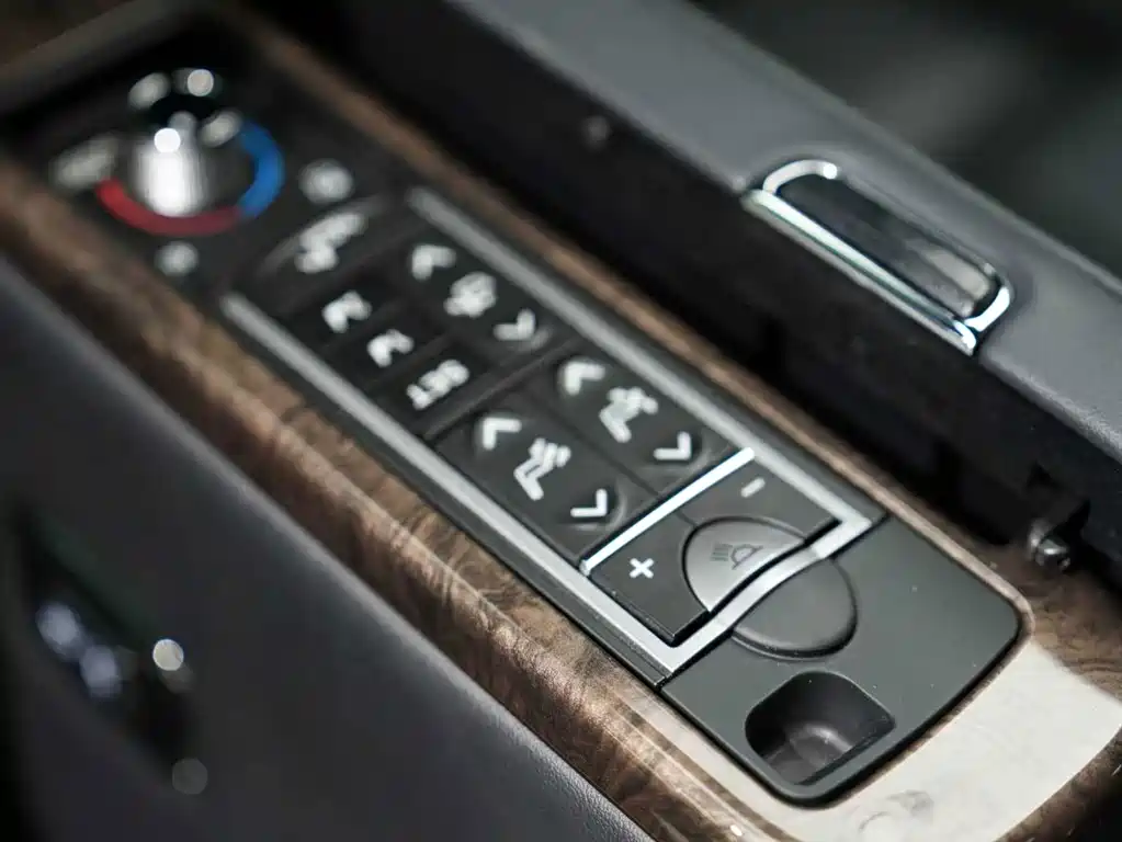 Toyota Alphard — фото 23