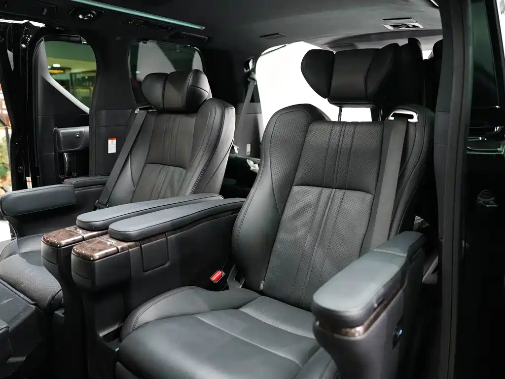 Toyota Alphard — фото 24