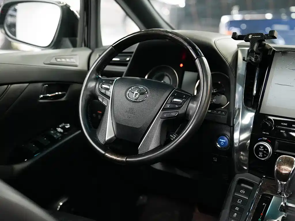 Toyota Alphard — фото 30