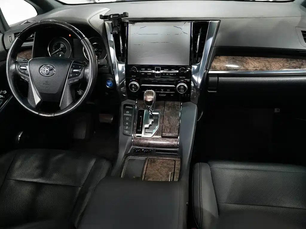 Toyota Alphard — фото 31
