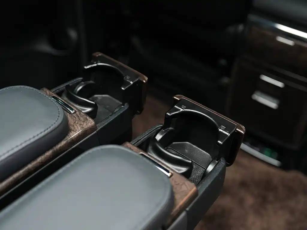 Toyota Alphard — фото 34